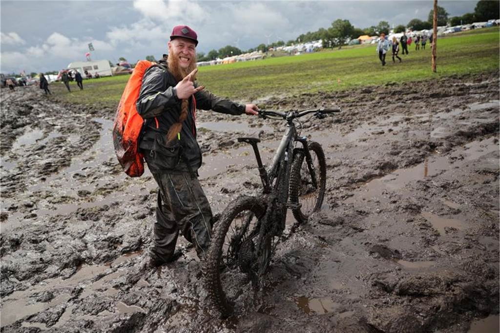 Festivalgelände verschlammt Metal-Fan Lukas Litwin aus Bochum ist mit seinem E-Mountainbike auf dem schlammigen Festivalgelände unterwegs.