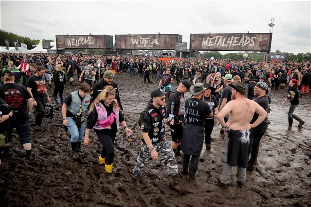 Festivalgelände verschlammt Metal-Fans sind auf dem schlammigen Festivalgelände unterwegs.
