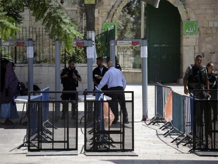 Schwere Zusammenstöße auf dem Tempelberg trotz Einigung Metall-Detektoren am Tempelberg in Jerusalem: Die Kontrollvorrichtungen sind wieder entfernt worden. Foto: Mahmoud Illean