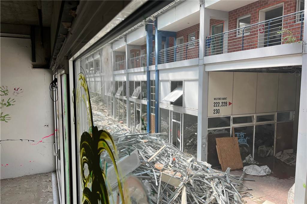 Wulfener Markt: Dagmar Stobbe verrät, wann das Gebäude weg sein soll Metall und andere Abbruchmaterialien liegen im Inneren der ehemaligen Ladenpassage und warten auf den Abtransport.