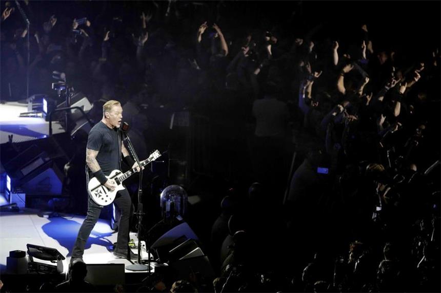 Metallica, hier mit Sänger und Gitarrist James Hetfield, spielten am Donnerstagabend zum Auftakt ihrer Europatournee in der Lanxess Arena in Köln.