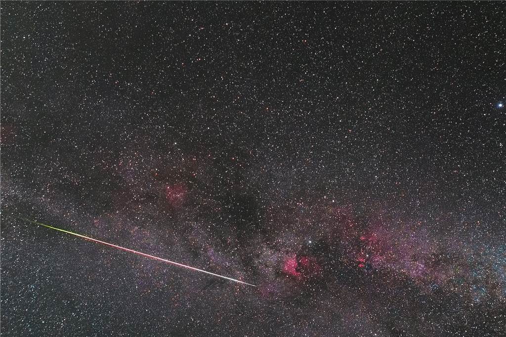 Beeindruckende Fotos: Halterner auf den Spuren der Perseiden Meteor in der Milchstraße mit roten Wasserstoffnebeln.