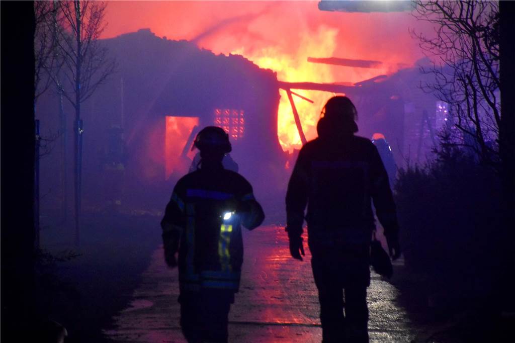 Meterhoch schlugen die Flammen aus der Ruine. Immer wieder loderten Flammen auf, weil sie durch den starken Wind angefacht wurden.