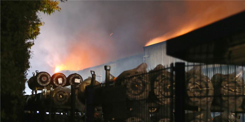 Produktion bei Schmitz-Cargobull in Vreden steht nach Feuer komplett still Meterhoch schlugen die Flammen durch das Hallendach von Schmitz Cargobull in den Vredener Nachthimmel. Die Feuerwehr konnte den Brand zwar auf einen relativ kleinen Bereich beschränken, der Schaden geht dennoch in die Millionen. Die Produktion am Vredener Standort des Unternehmens steht im Moment still.