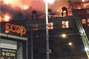 Meterhohe Flammen schlagen aus dem derzeit leerstehenden Geschäftsgebäude am Züricher Hauptbahnhof. Foto: Schutz und Rettung Zürich