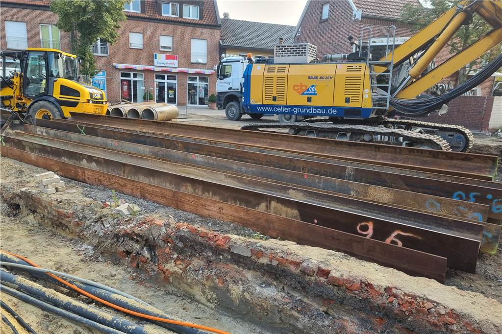 Meterhoher Bohrer an Baustelle für Rathausneubau: Rohbau-Arbeiten starten Die Strahlträger an der Rathausbaustelle Olfen stützen den Boden ab.