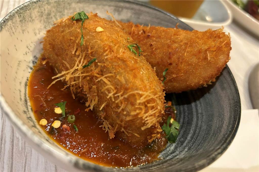 Das „Yamas“ im Restaurant-Check: Hier fällt die Auswahl richtig schwer Metsovóne Kantaíf - der geräucherte Käse gehört zu den Höhepunktes des Abends.