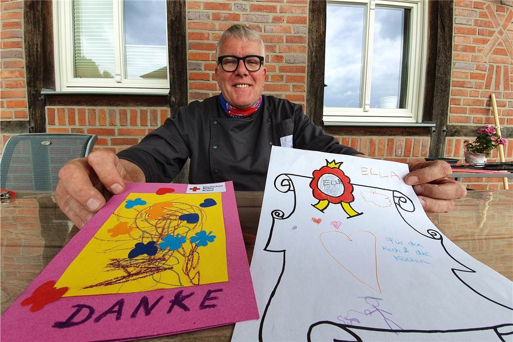 Metzgermeister Clemens Beckers hat in den vergangenen Wochen viel Dankbarkeit erfahren. Kinder malten für ihn und sein Team Bilder, eine Mutter schenkte sogar Blumen.