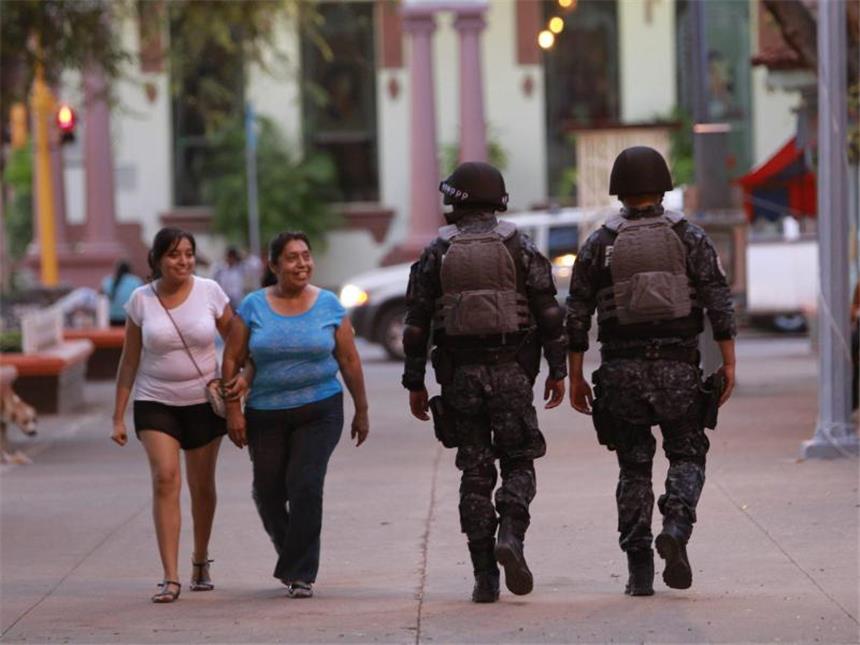 UN verlangen von Mexiko mehr Anstrengungen gegen Polizeigewalt Mexikanische Polizisten patrouillieren in den Straßen von Iguala. Die UN fordern das nordamerikanische Land auf, mehr gegen das sogenannte Verschwindenlassen zu unternehmen. Foto: Jose Mendez/Symbol
