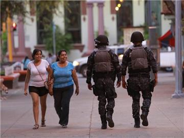 Mexikanische Polizisten patrouillieren in den Straßen von Iguala. Die UN fordern das nordamerikanische Land auf, mehr gegen das sogenannte Verschwindenlassen zu unternehmen. Foto: Jose Mendez/Symbol