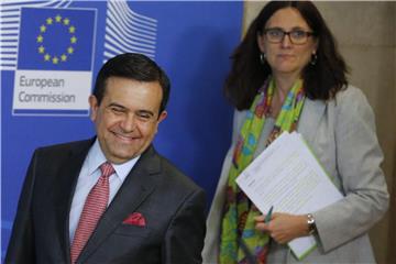 Mexikos Wirtschaftsminister Ildefonso Guajardo Villarreal und EU-Handelskommissarin Cecilia Malmström bei einem Treffen in Brüssel. Foto: Olivier Hoslet/EPA/Archiv