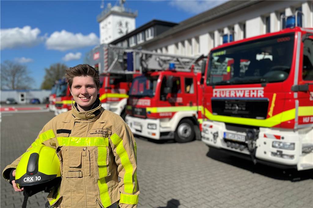Mia Baum (21) ist Brandmeisteranwärterin bei der Feuerwehr Castrop-Rauxel und steht auf dem Innenhof der Feuerwache.