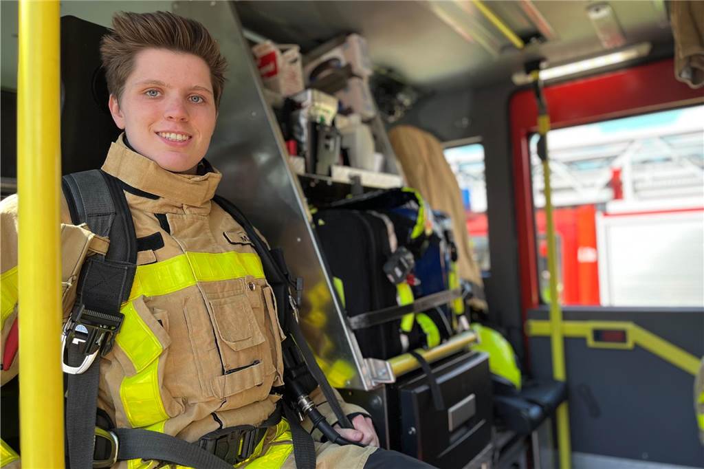 Mia Baum (21) sitzt im HLF. Das ist das sogenannte Hilfeleistungslöschgruppenfahrzeug.