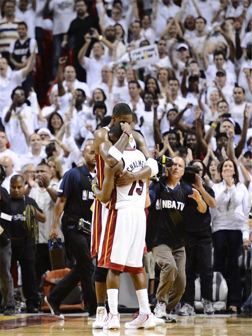 Miami kurz vor NBA-Titel - Oklohoma braucht Wunder Miamis Chris Bosh (l) umarmt seinen Teamkollegen Mario Chalmers. Foto: Larry W. Smith