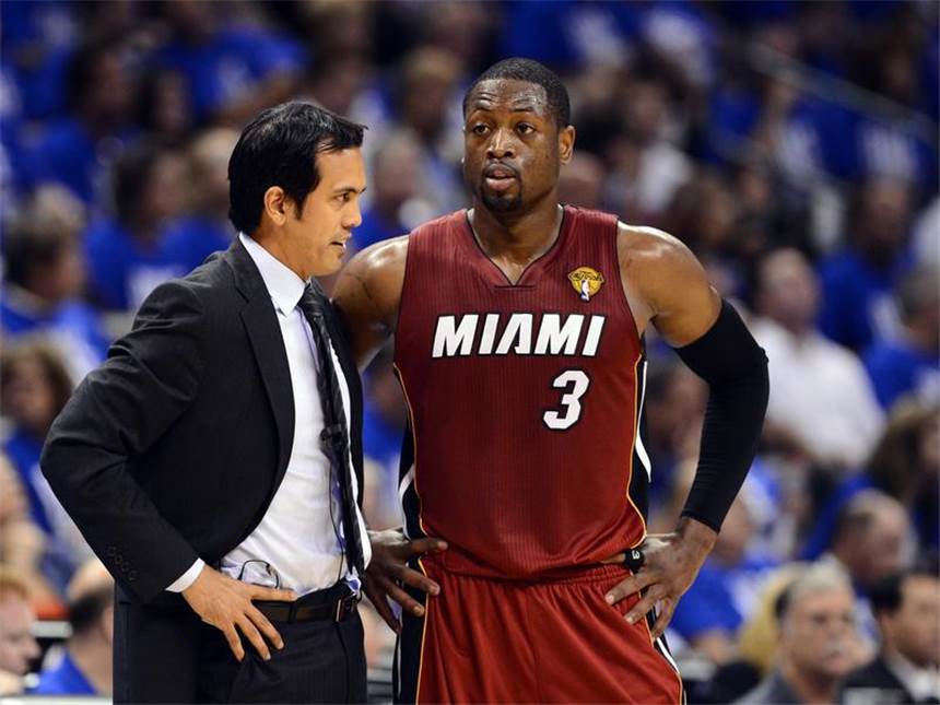 NBA-Finale: Oklahoma führt dank Geduld und Durant Miamis Coach Erik Spoelstra und Dwyane Wade finden in der entscheidenden Phase keine Mittel gegen die Hausherren. Foto: Larry W. Smith
