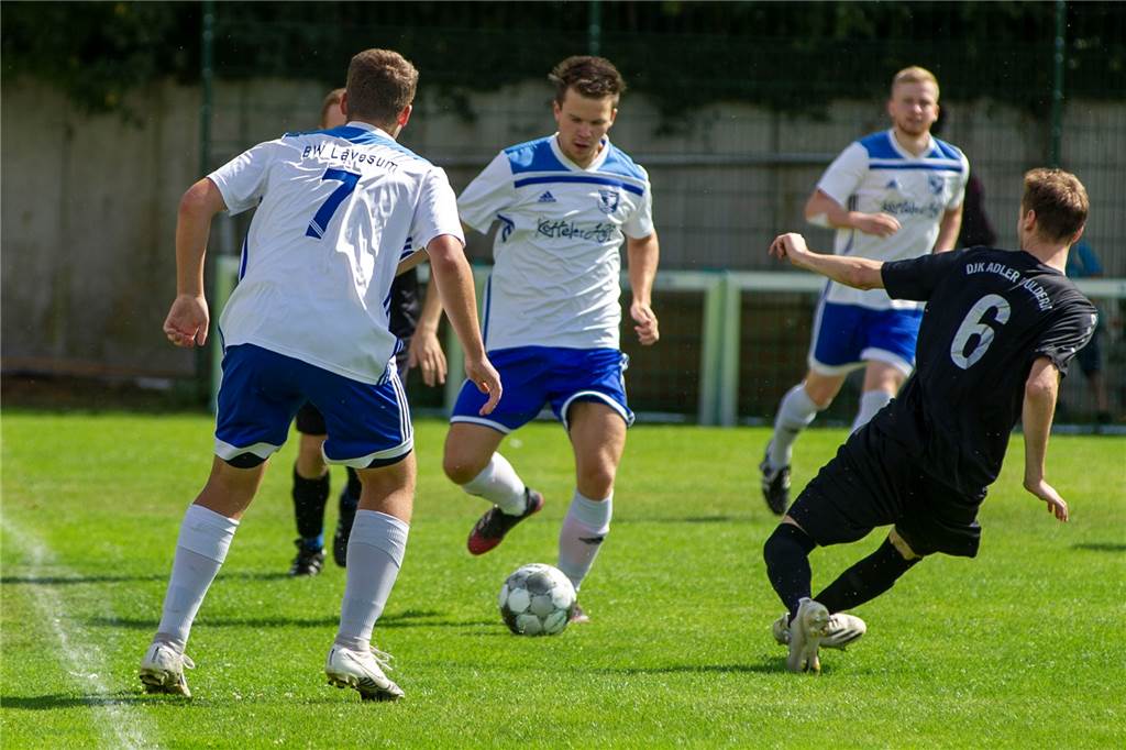 BW Lavesum beendet die Hinrunde mit zwei Spielern weniger: „Jammern hilft nicht“ Mica Mensmann (M.) fehlt BW Lavesum schon einige Zeit, der Neuzugang hatte sich den Arm gebrochen.
