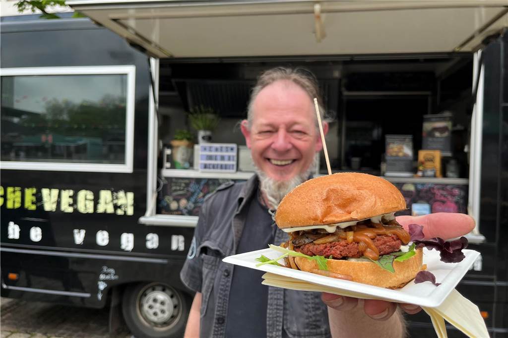 3 Tipps für Dortmunds Street-Food-Festival Micha Müntjes zeigt einen seiner veganen Burger. Die Pattys macht er selbst.