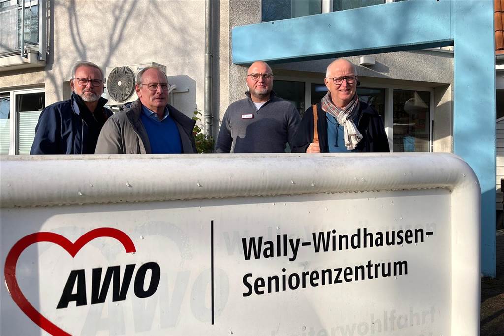PV-Anlage: Bürger-Genossenschaft bringt AWO-Seniorenzentrum neue Energie Mehrere Personen stehen hinter einem Schild auf dem die Begriffe "AWO" und "Wally-Windhausen-Seniorenzentrum" stehen.
