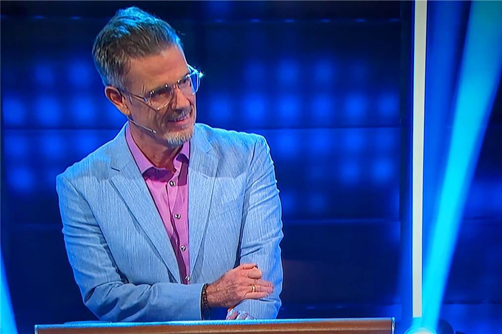 Moderator Antwerpes: zu Jehle: Es ist nie zu dunkel für gute Stimmung Michael Antwerpes moderiert derzeit die Show "Sag die Wahrheit".