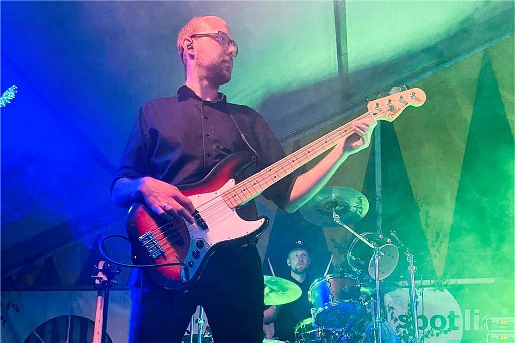 Michael Averbeck (37) möchte Heeks neuer Bürgermeister werden Ein Mann spielt E-Gitarre