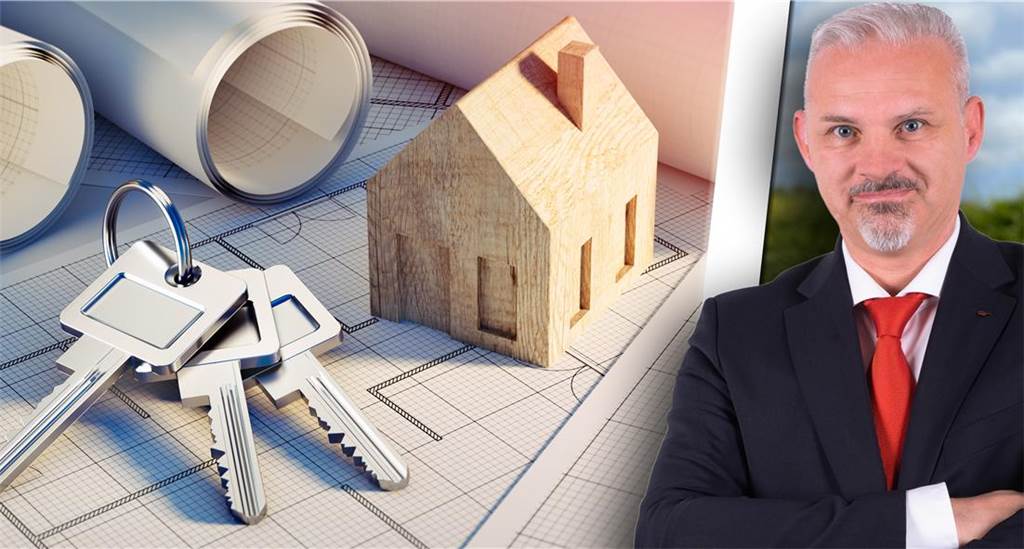 Familien erhalten fast 200.000 Euro Wohnraumförderung Montage: LBS-Gebietsleiter Michael Bach und ein Haus aus Hol