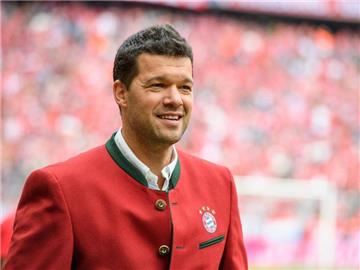 Michael Ballack lobt den FC Bayern München für dessen Transferpolitik. Foto: Matthias Balk