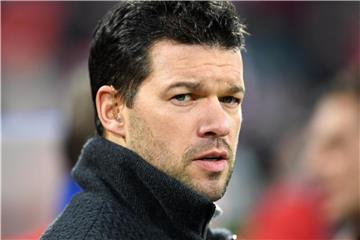 Michael Ballack nimmt an einem Hallenfußball-Oldieturnier in Chemnitz teil. Foto: Tobias Hase
