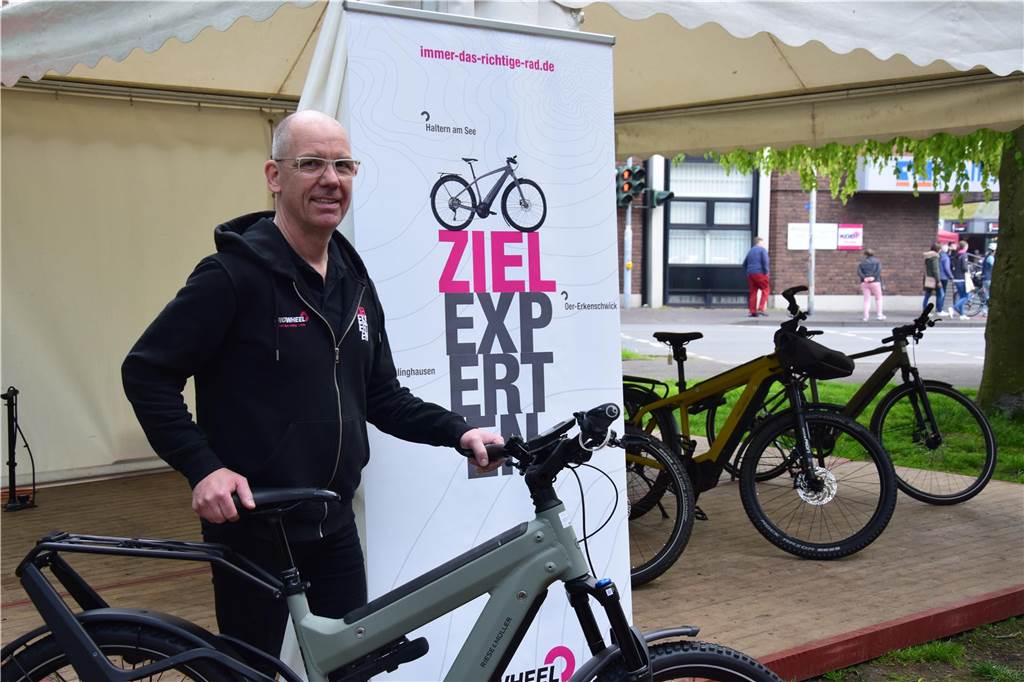 Fahrrad- und Outdoor-Tage: Fahrräder bekamen ordentliche Dusche ab Michael Benthaus zeigt sein derzeit teuerste Fahrrad