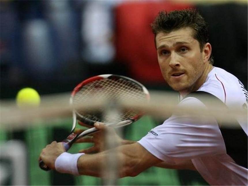 Davis-Cup-Team vor großer Herausforderung Michael Berrer spielt gegen den Südkoreaner Jun Woong-Sun eine Rückhand.