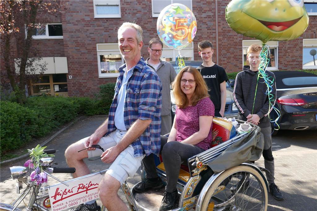 Dortmunderin mit Rikscha überrascht – schöner Geburtstag trotz Corona Michael Bode (r.) trat für Geburtstagskind Stephanie Beckmann kräftig in die Pedale.