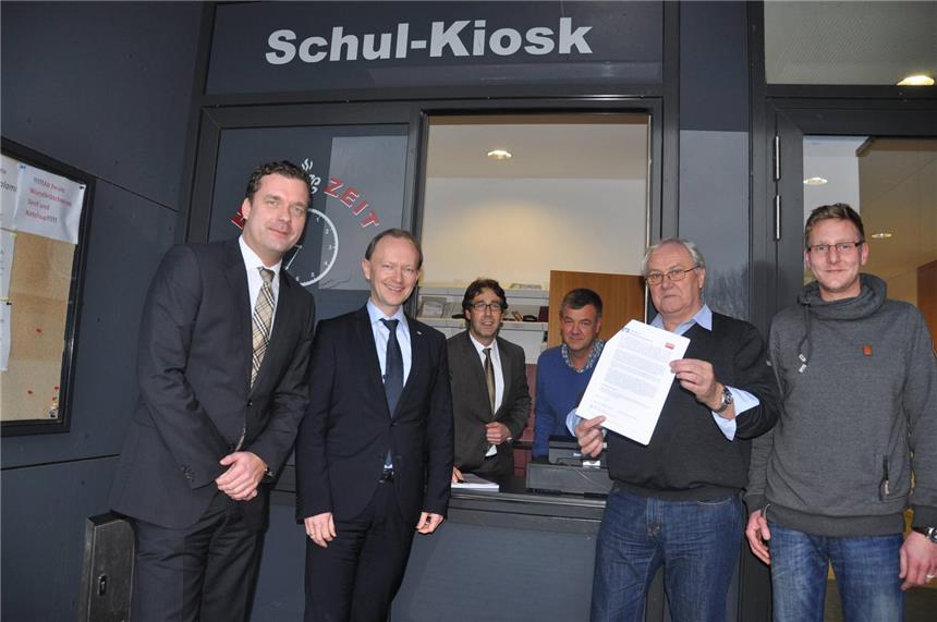 Michael Bone (v.l), Bezirksdirektor Schwäbisch Hall, Berthold te Vrügt, Bankdirektor VR-Bank Westmünsterland, Ludger Hillmann, Niederlassungsleiter VR-Bank Stadtlohn, Berufswahlkoordinator Achim Bademeier, Konrektor Heinrich Thöne und Mentor  Michael Achteresch unterzeichneten die Kooperationsvereinbarung.