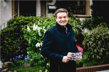 Michael Breilmann beim Verteilen von Muttertagskarten in Castrop-Rauxel und Recklinghausen. Der CDU-Politiker und Rechtsanwalt will bei der Bundestagswahl 2021 den Sprung nach Berlin schaffen.