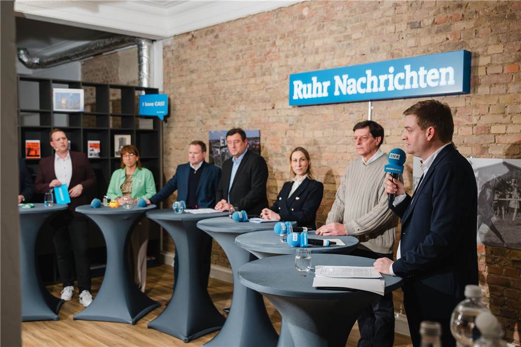 „Absurd“, „Luftnummer“ und mahnende Worte - ein Schlagabtausch Andreas Grün (Freie Wähler), Erich Burmeister (Linke) und Michael Breilmann (CDU, v.l.) bei der Wahlarena von Ruhr Nachrichten, Recklinghäuser und Waltroper Zeitung am 6.2.2025.
