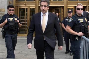 Michael Cohen (M.), ehemaliger persönlicher Anwalt des US-Präsidenten Trump, verlässt das Bundesgericht. Foto: Mary Altaffer/AP