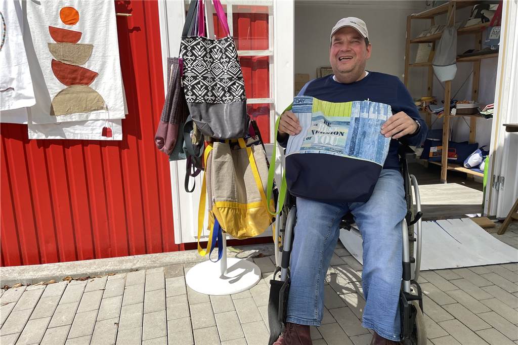Großes Shopping-Vergnügen in Dortmund: Mini-Markt auf Gut Königsmühle Michael Cramer (56) präsentiert die Shopping-Divas. der Distelwiese.
