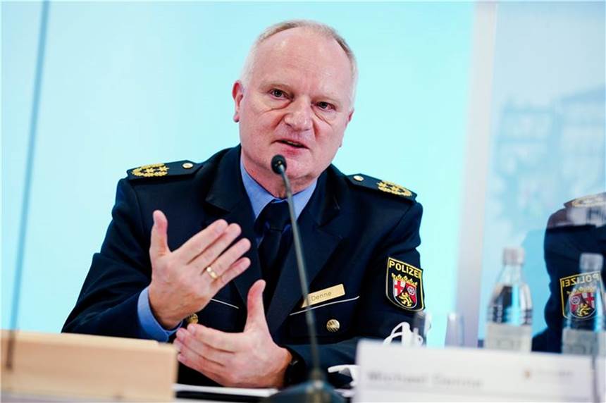 Mord an Polizisten: Ermittler gehen jetzt 150 Hinweisen nach Michael Denne, Polizeipräsident des Polizeipräsidiums Westpfalz, spricht bei einer Pressekonferenz.