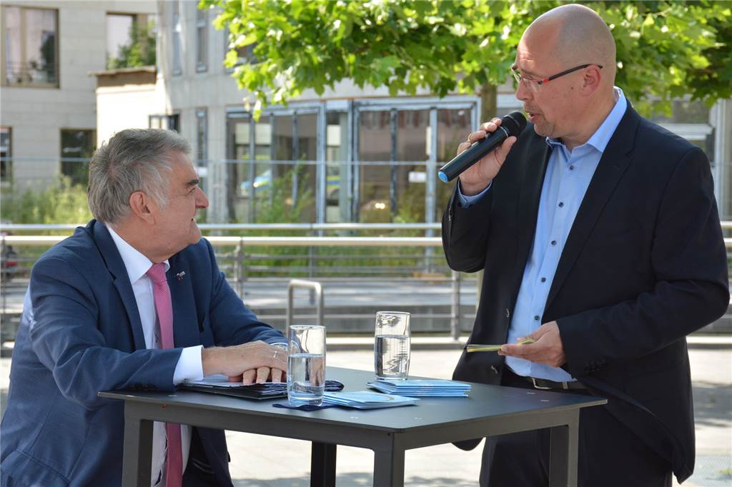 Platzwart Michael Depenbrock (CDU): Ex-BVB-Ordner will in den Bundestag Michael Depenbrock (r.) und NRW-Innenminister Herbert Reul
