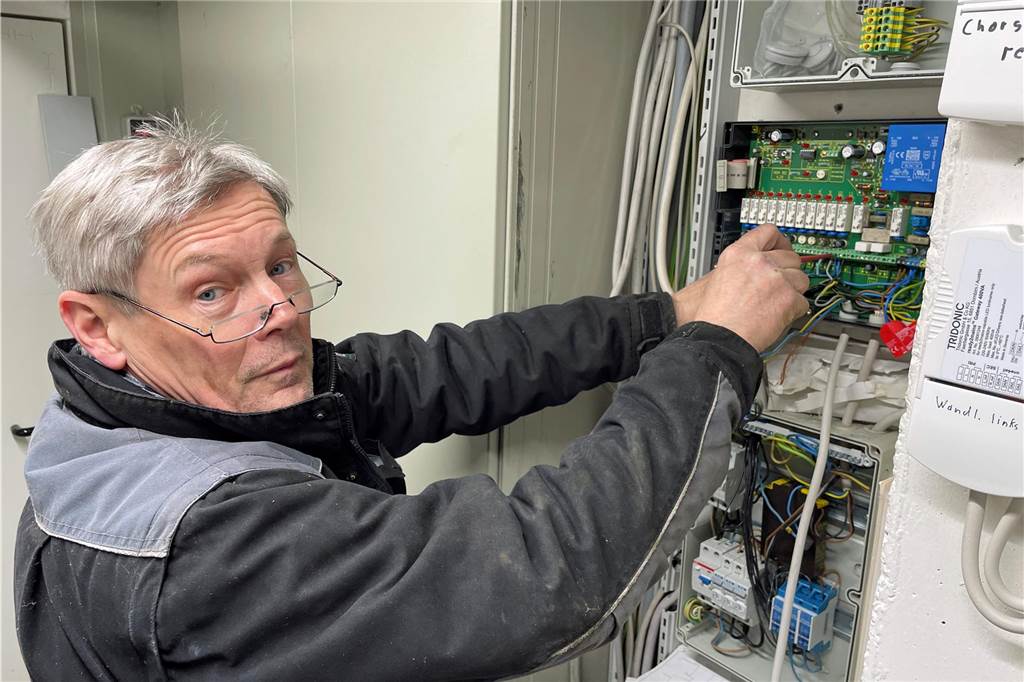 Michael Diekmann bei Arbeiten am sogenannten Läute-Computer im Keller der Sakristei.