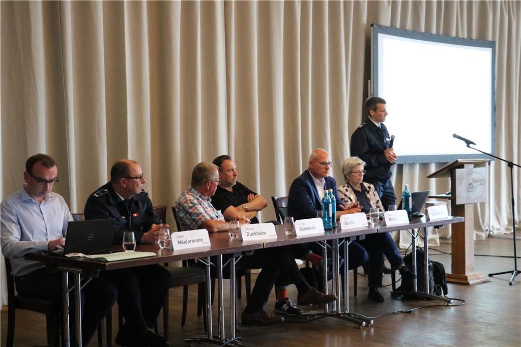 Feuerwache Kirchhellen: Standort ist Bürgern weiterhin Dorn im Auge Michael Duckheim als Sprecher der Bottroper Feuerwehr referierte neben den Abteilungsleitern der Verwaltung über den aktuellen Planungsstand und die Gründe der Notwendigkeit einer neuen Feuerwache.
