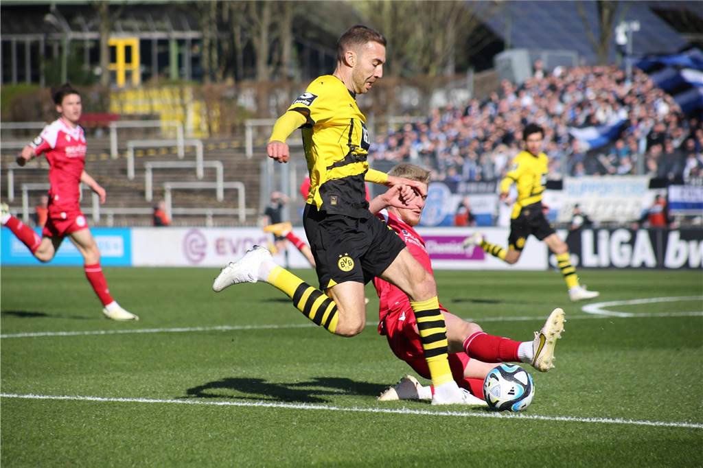 BVB-U23 präsentiert sich erneut als Aufbaugegner: Ole Pohlmann fehlt an allen Ecken Michael Eberwein wird von Louis Oppie abgegrätscht.