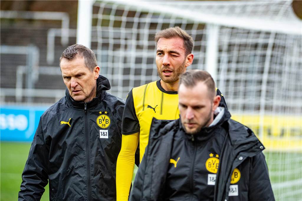 Michael Eberwein verlässt mit einem geschwollenen Auge den Platz.