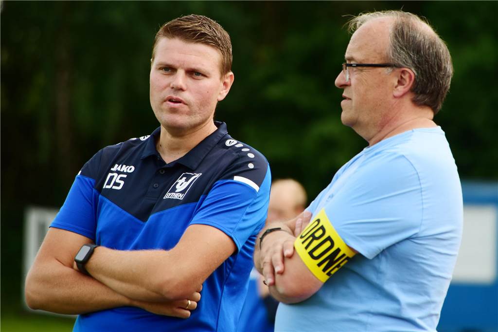TuS Sythen setzt ein Zeichen: Verlängerung mit „optimistischem und kämpferischem“ Dennis Schulz Michael Ecker (r.) ist froh, dass Dennis Schulz (l.) auch kommende Saison den TuS Sythen trainieren wird.