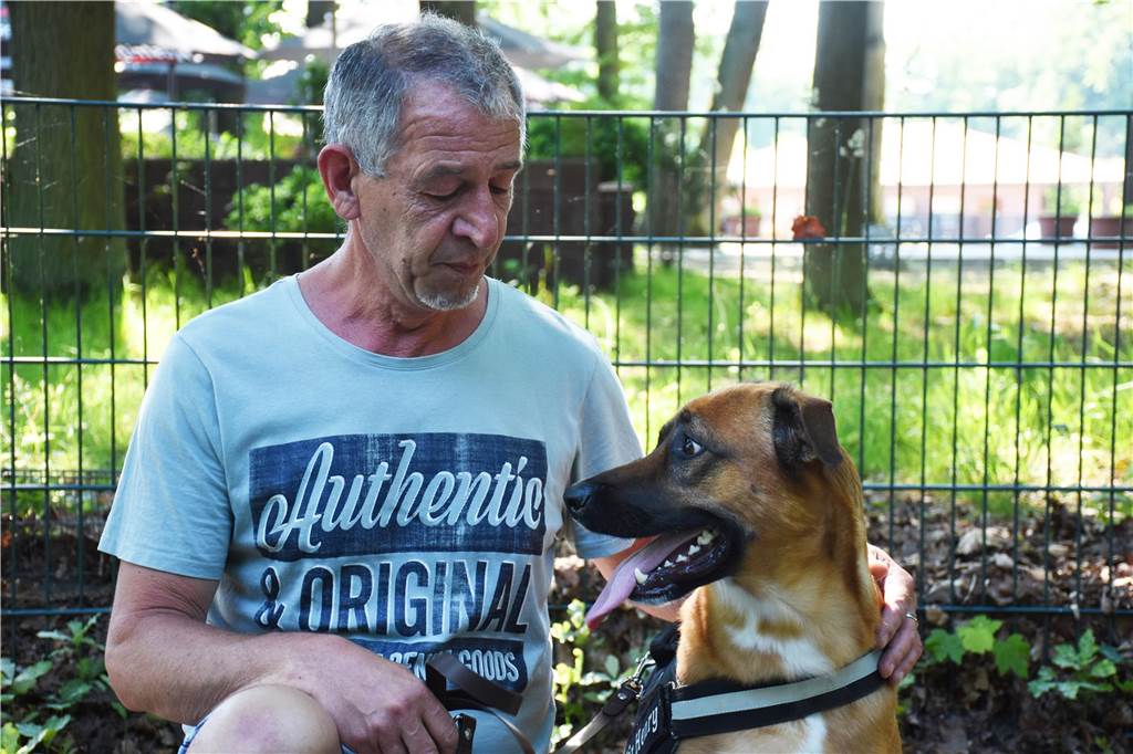 Stadt sucht Gelände für Verein „Hundewiese Haltern am See“ Michael Elbert kniet neben seinem Hund Henry.