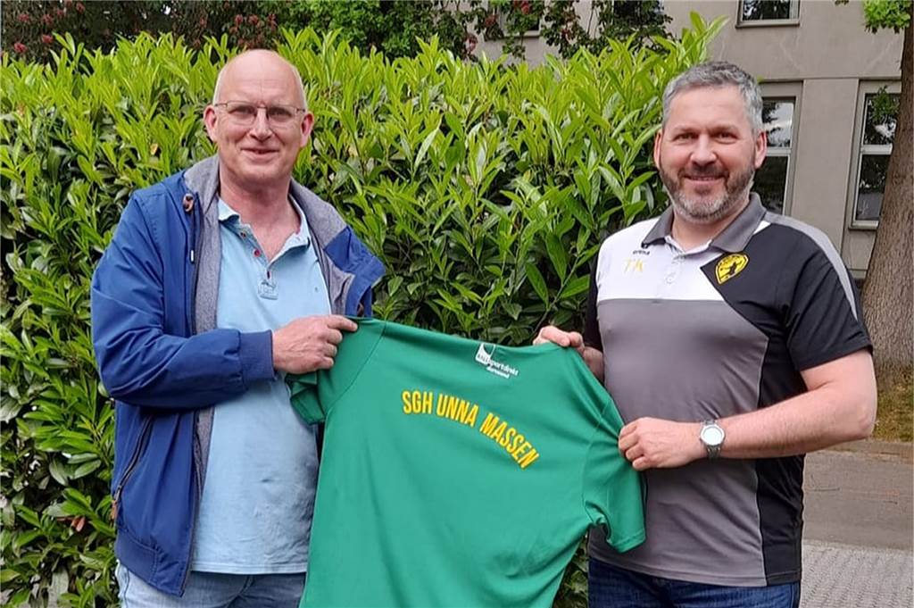 Urgestein zurück: Neuer Trainerjob für Michael „Mausi“ Engelhardt Michael Engelhardt (l.) steigt wieder bei der SGH Unna Massen - hier mit dem Sportlichen Leiter Thorsten Krebs (r.) - ein.