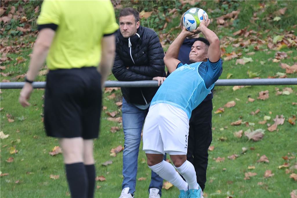 Westfalenliga: Profi schaut zu beim Duell von Wacker Obercastrop mit FC Iserlohn - sieht zwei Tore Michael Esser (l), Torwart beim VfL Bochum, schaute erstmals in dieser Saison beim SV Wacker Obercastrop zu.