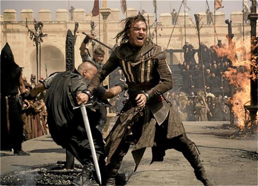 Videospiel Assassin’s Creed auf der Leinwand Michael Fassbenders Aguilar schwingt seine Klinge gegen die Templer, dazu brennen Scheiterhaufen.