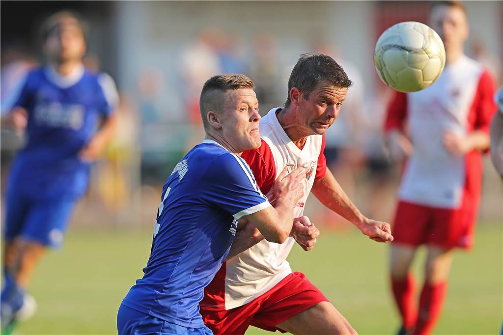 Ein Castrop-Rauxeler Club traut sich als Erster eine Jahreshauptversammlung zu Michael Fischer (rotes Hemd) spielte Jahre für den TuS Henrichenburg, war zuletzt zwei Jahre TuS-Vorsitzender und stellt dieses Amt jetzt zur Verfügung.
