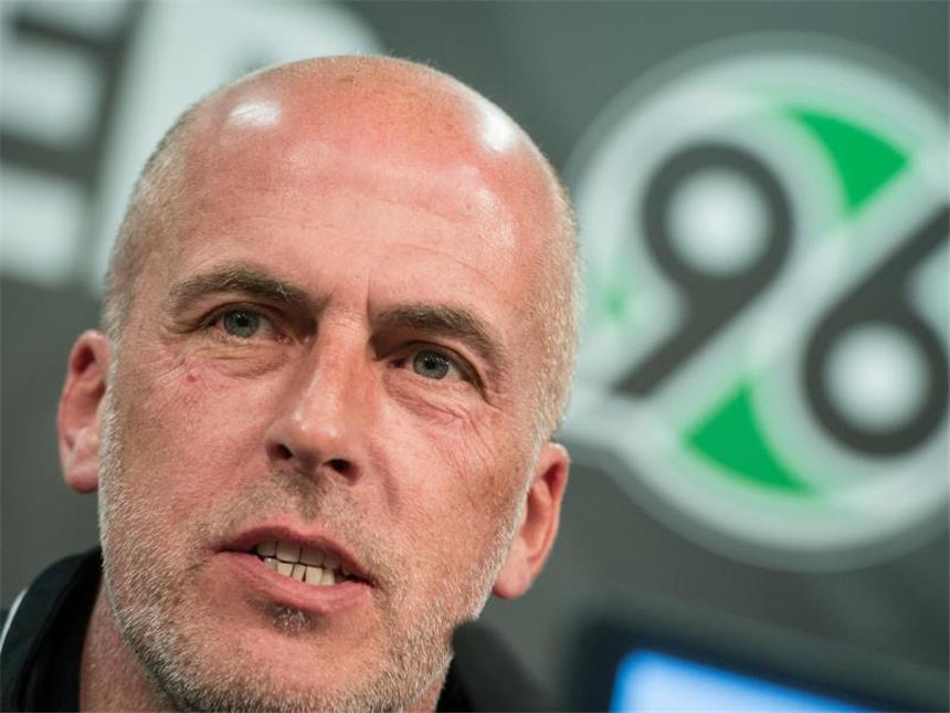 Rehhagel, Berger, Frontzeck: Feuerwehrmänner gefragt Michael Frontzeck ist vorerst für fünf Spiele bei Hannover 96. Foto: Ole Spata
