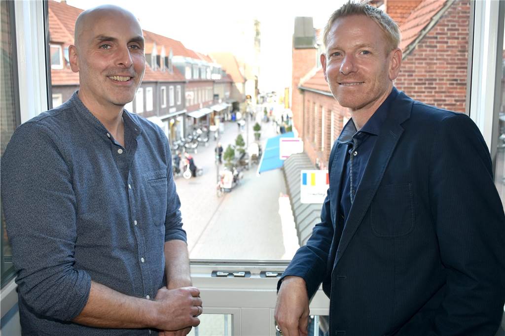 Außengastronomie in der Innenstadt? „Eigentümer sind zu unbeweglich!“ Michael Führs (l.) und Thomas Rudde stehen im ersten Stock des Ahauser Rathauses mit Blick in die Fußgängerzone.