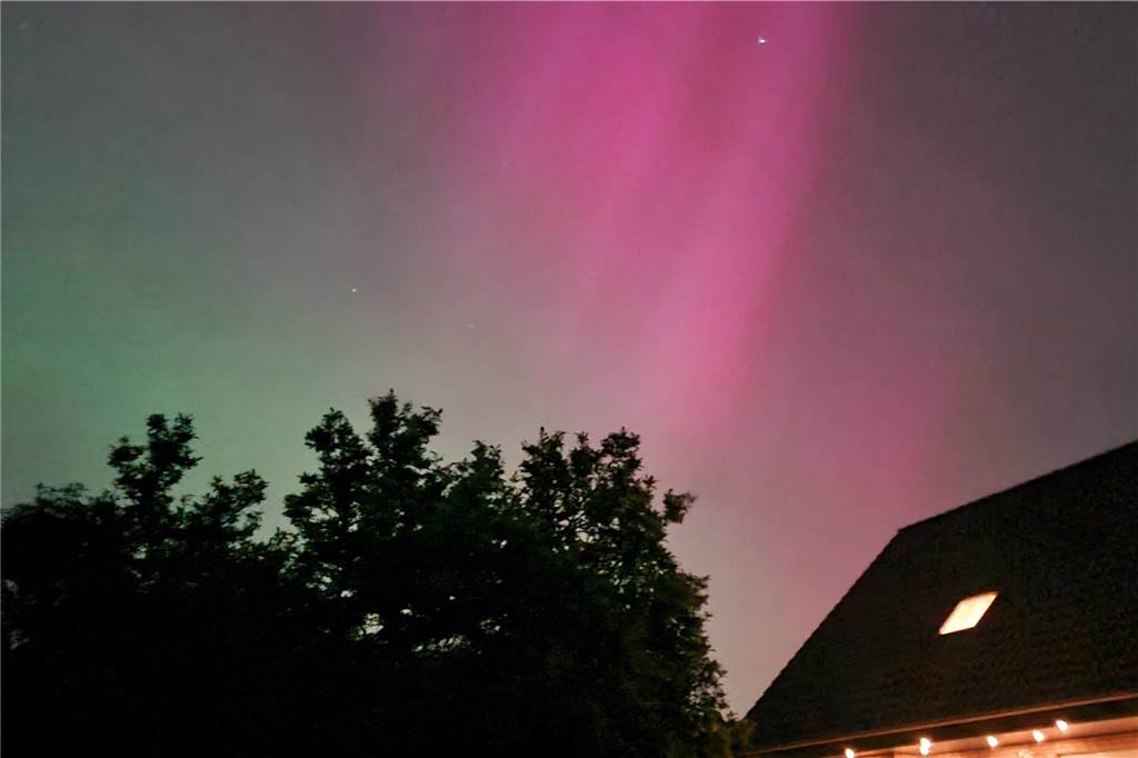 Polarlichter über Dorsten: Schicken Sie uns Ihre Fotos! Michael Göbbeler machte das Foto von der Feldmark aus.